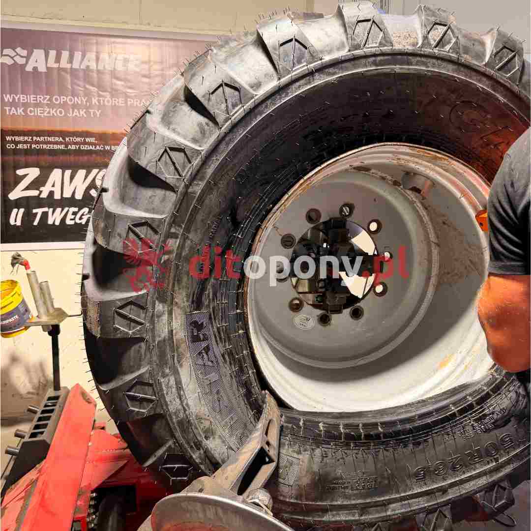 Montaż opony rolniczej Alliance na montażownicy – serwis Ditopony Słupsk